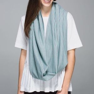 NWOT Lululemon Athletica Vinyasa Striped Blue Scarf